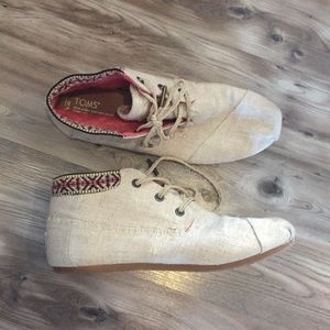 Toms burlap trim women’s tribal boots. Women’s 8